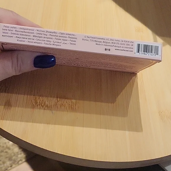 TOO FACED Drama Queen Faux Mink Lashes - Picture 3 of 5